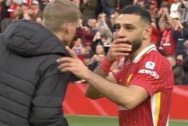  صلاح يطلب قميص لاعب ساوثهامبتون في موقف نادر.