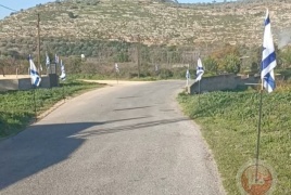 مستوطنون يضعون أعلاما إسرائيلية ويواصلون أعمال التجريف غرب سلفيت