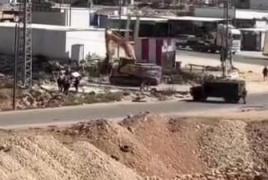 الاحتلال يُجرف مداخل محلات تجارية جنوب الخليل
