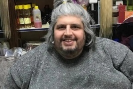 مشهد مؤثر في تركيا.. رافعة تنقل جثمان أحد أضخم الرجال في العالم 