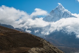 عاصفة ثلجية غير مسبوقة تحاصر ألف سائح على جبل إيفرست