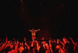 لقطات صادمة.. فنانة عالمية تتعرض لـ"هجوم" مفاجئ من أحد الحضور خلال حفل لها