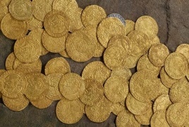 من الطين إلى الذهب.. عائلة بريطانية تعثر على كنز مفقود منذ 5 قرون