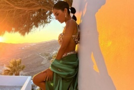 نجمة أمريكية تكسب يوميا آلاف الدولارات بفضل يديها وقدميها