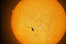 لقطة فريدة لظل بشري في السماء أمام الشمس!