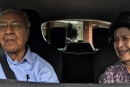 مهاتير البالغ 100 عام يخطف الأنظار بفيديو ظريف مع زوجته