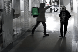 الشرطة الروسية تعتقل عامل توصيل وجه ركلة عنيفة ومفاجئة لمسنة داخل نفق