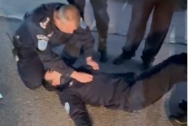 الخليل.. إصابة شرطي أثناء عمله في ضبط المركبات غير القانونية والقبض على شخصين