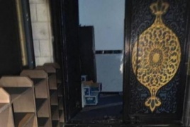 مستوطنون يحرقون مدخل مسجد في تل ويخطّون عبارات عنصرية