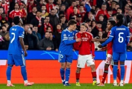 "الفيفا" يبحث إجراءات جديدة ضد تغطية الأفواه على الملعب