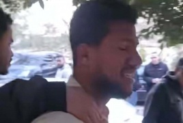 مصر.. فيديو لـ"زبون" يرفض دفع ثمن الطعام ويصور العامل وهو يبكي يثير غضب المصريين