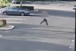 لحظة مرعبة لنجاة امرأة من محاولة اختطاف في وضح النهار في ولاية كاليفورنيا الأمريكية