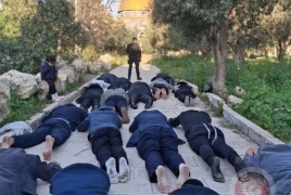 مستوطنون يؤدون "السجود الملحمي" خلال اقتحام باحات الاقصى