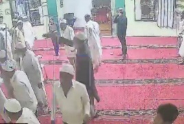 فيديو صادم.. ثعبان يظهر فجأة داخل مسجد هندي بينما كان المصلون ساجدين!