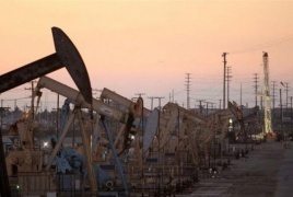 النفط يهبط بأكثر من 4% مع استمرار الخلاف بين إيران وأمريكا بشأن اتفاق سلام