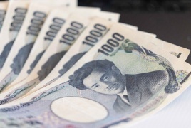 الين يقترب من أدنى مستوى في 40 عاما