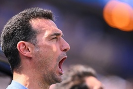 دموع مدرب "التانغو" لا تتوقف.. سكالوني ينهار باكيا أمام جماهير الأرجنتين بعد ضياع كأس العالم