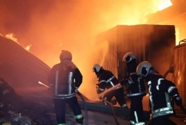 11 فرقة إطفاء تكافح حريقا ضخما في مستودع للزيوت والمواد الغذائية بحلب