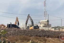قوات الاحتلال تهدم محلات قيد الانشاء وبئر مياه وأسوار في بلدة بني نعيم