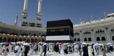 كيف يبقى رخام صحن المطاف في المسجد الحرام باردا نهارا؟