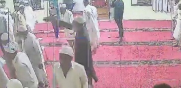 فيديو صادم.. ثعبان يظهر فجأة داخل مسجد هندي بينما كان المصلون ساجدين!