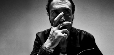 مطرب مصري مشهور يفاجئ الحضور بحركة غير لائقة خلال عزاء