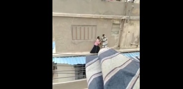 شاب مصري ينقذ سيدة عربية قبل انتحارها بدقائق