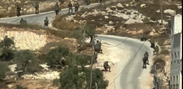 الاحتلال يجبر سكان منزلين على إخلائهما ويحوّل 16 منزلاً إلى ثكنات عسكرية في قصرة جنوب نابلس