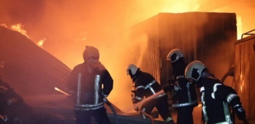 11 فرقة إطفاء تكافح حريقا ضخما في مستودع للزيوت والمواد الغذائية بحلب