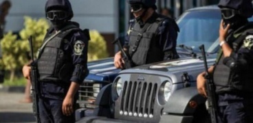 مصر.. سائق تاكسي يدهس فتاة في الشارع بعد خلاف على محطة النزول