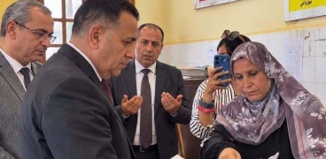 مسؤول مصري في مرمى الانتقادات ويثير موجة غضب.. ماذا جرى أمام الكاميرات؟