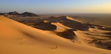 باحثة جزائرية تعيد اكتشاف "فوهات نيازك عمرها ملايين السنين" في صحراء بلادها