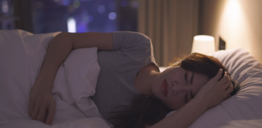 لماذا يشعر الجميع أحيانا بالسقوط خلال النوم؟ خبيرة تشرح نمطا عاما للأحلام