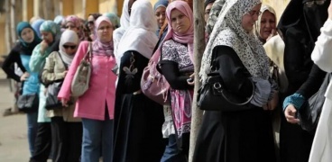 أزمة في مصر بسبب "تعري المرأة".. وعبد الله رشدي يرد