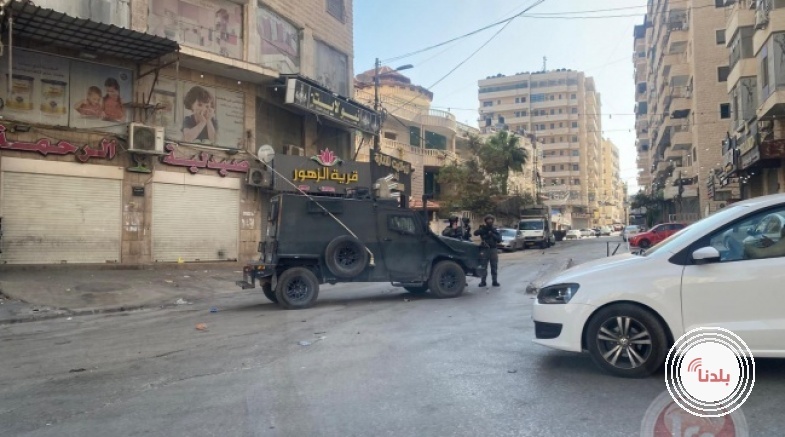 الاحتلال يعتقل والد أسير محرر ويحتجز نحو 30 مواطنا في مخيم قلنديا