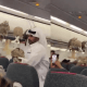 صقور على متن طائرة بصحبة مواطن خليجي.. مشهد غير مألوف يثير الجدل