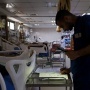 في عتمة الحصار.. فلسطينية تستعيد بصرها في غزة بزراعة قرنية
