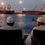 استهداف ناقلة قبالة عُمان.. إنقاذ 24 بحارا هنديا