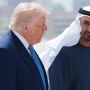 أول تعليق للصحفي الإماراتي الذي خطف أنظار ترامب..فمن هو؟