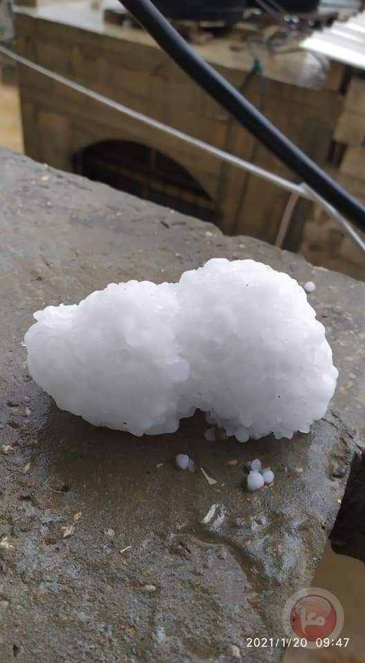 صور- اراضٍ تفترش بحبات البرد في غزة