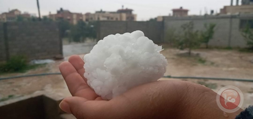 صور- اراضٍ تفترش بحبات البرد في غزة