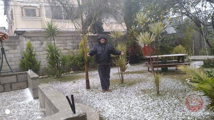 صور- اراضٍ تفترش بحبات البرد في غزة