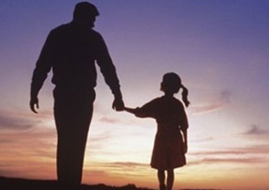كيف يفوز الأب بقلب ابنته؟ إليك 13 طريقة تربوية فعالة