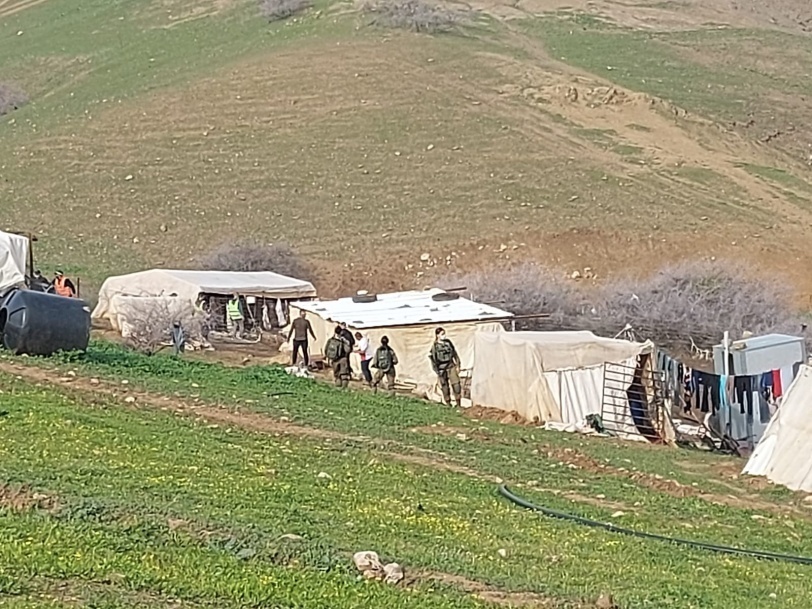 الاحتلال يدمير ويصادر عشرات الخيام والبركسات في الأغوار