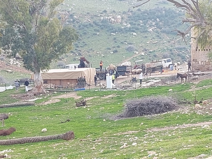 الاحتلال يدمير ويصادر عشرات الخيام والبركسات في الأغوار