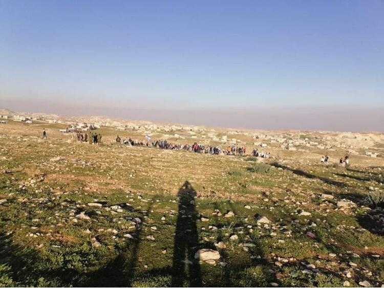صور- مواطنون يتصدون للمستوطنين شرق بيت لحم 