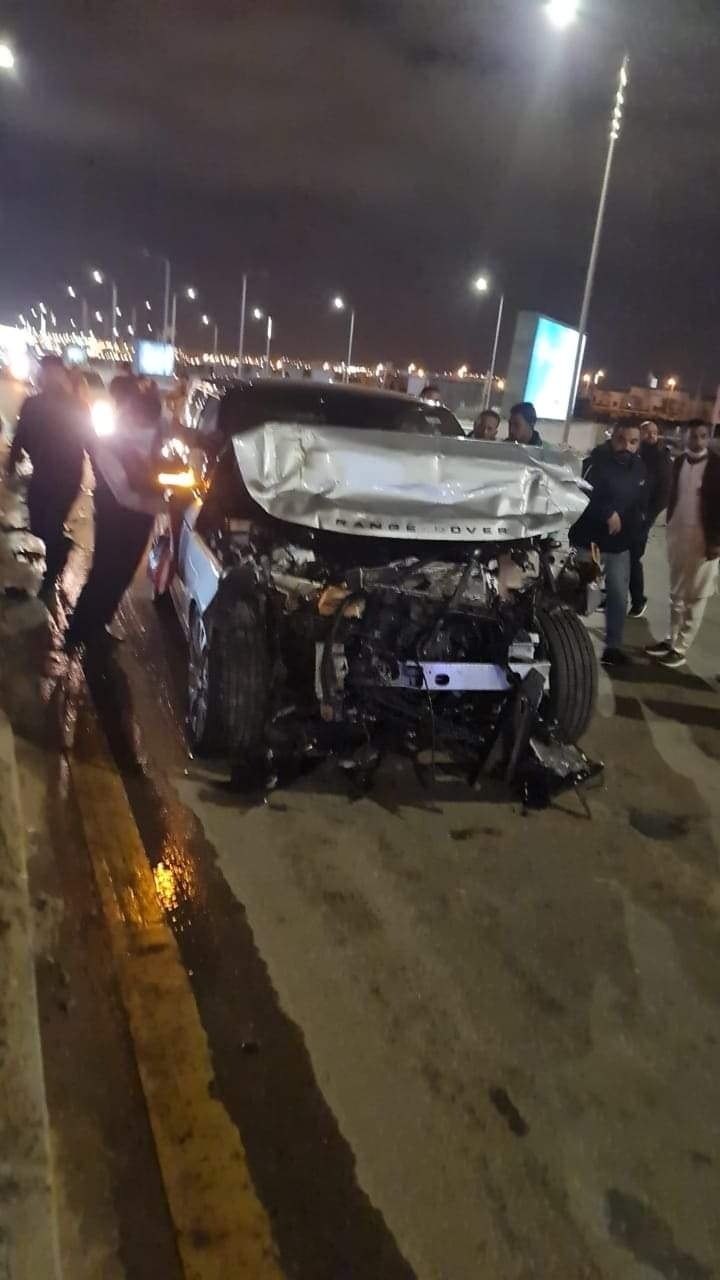 سيارة عمرو أديب بعد الحادث (الصورة من تويتر)