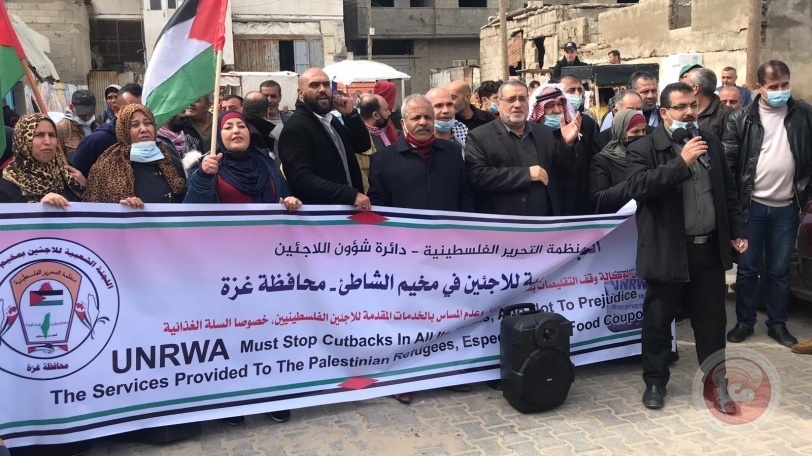 لاجئون غاضبون يغلقون مقرات التموين التابعة للأنروا بقطاع غزة
