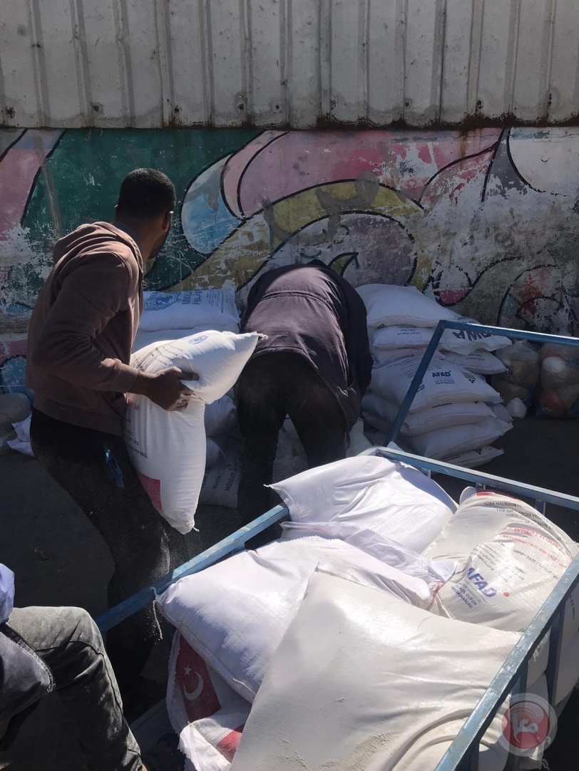 لاجئون غاضبون يغلقون مقرات التموين التابعة للأنروا بقطاع غزة