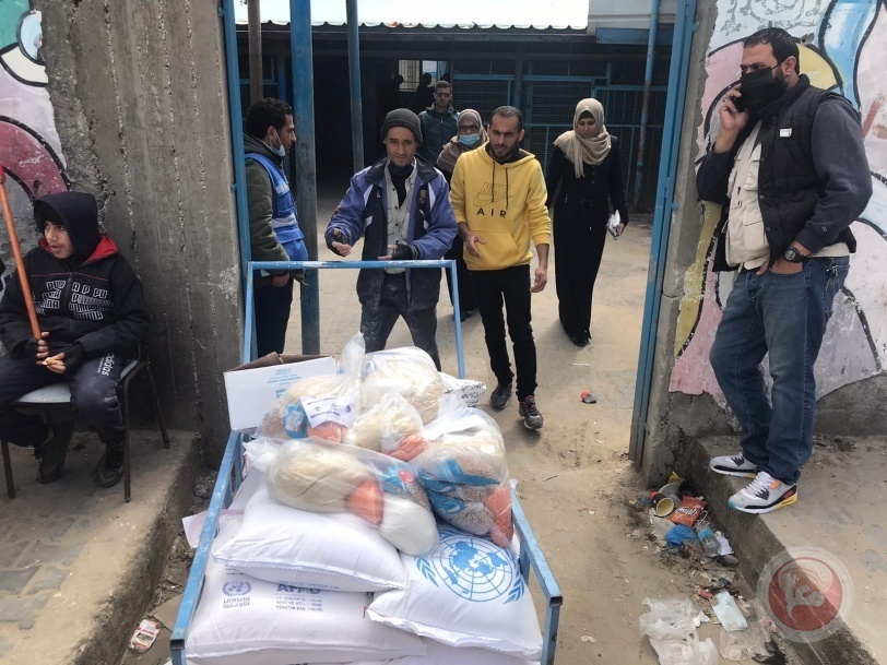 لاجئون غاضبون يغلقون مقرات التموين التابعة للأنروا بقطاع غزة